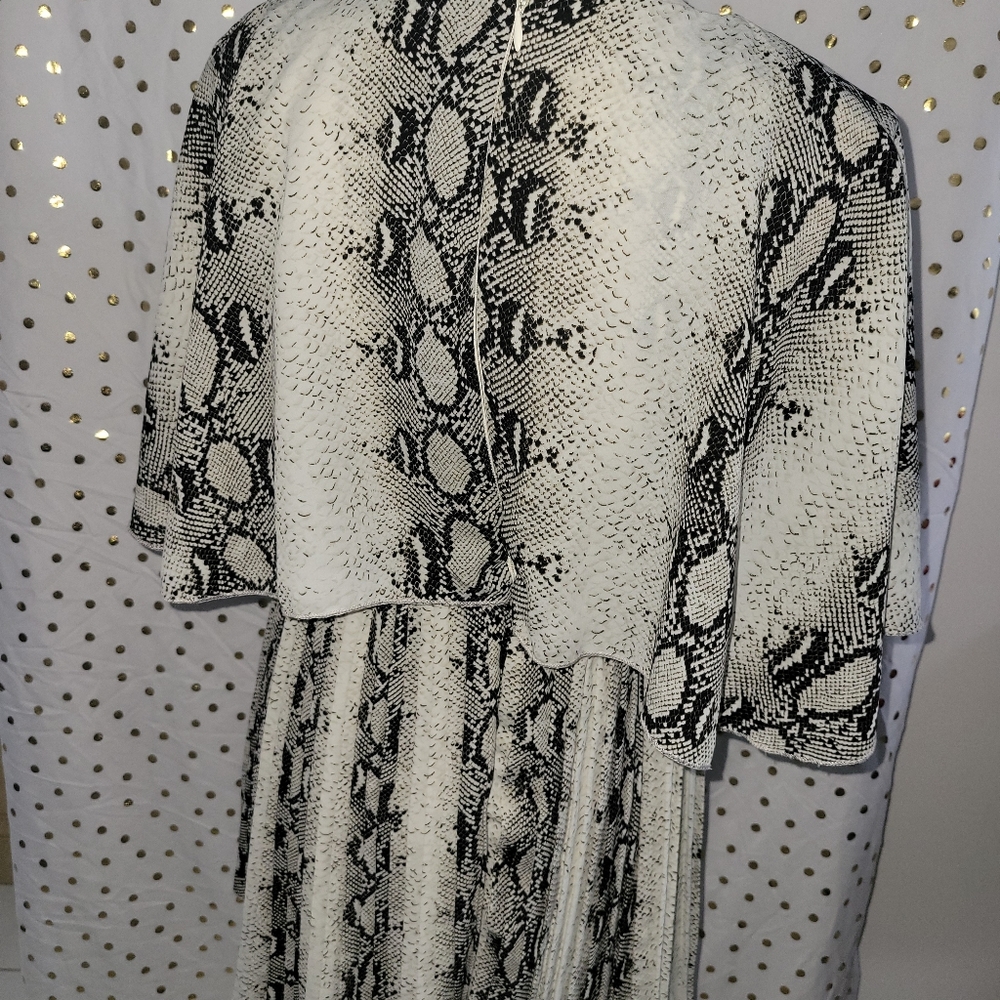 Pretty Little Things snake skin print - Picture 3 of 8